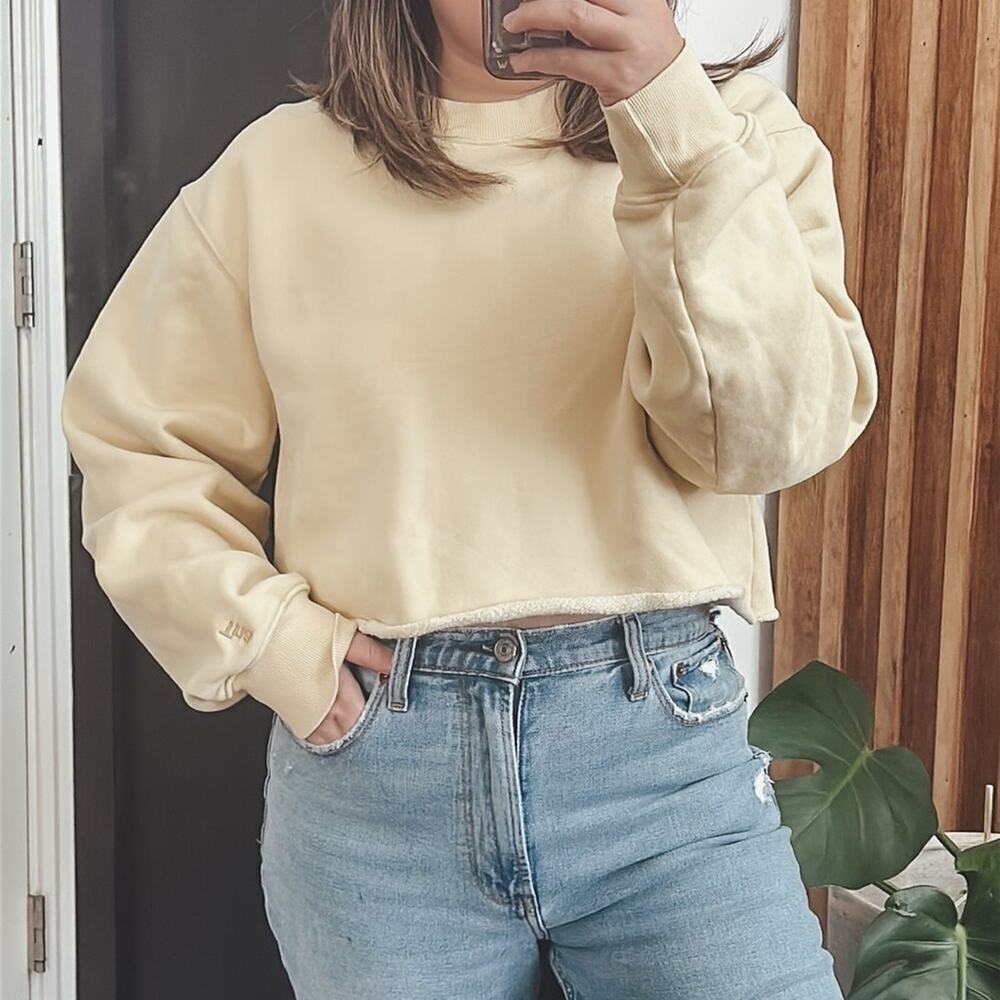 Aritzia X TNa Cozy AF Cropped Fleeced Sweatshirt. Size M